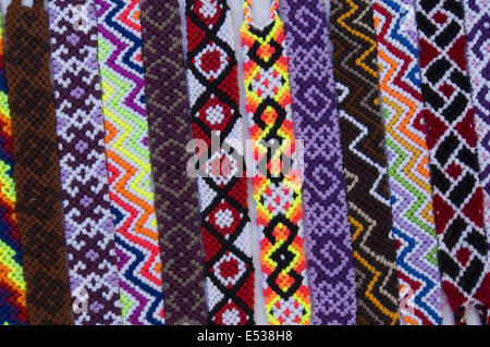 Braceletes cordon pour la vente. 17 juillet, 2014. Handmade ukranian souvenir © Igor Golovniov/ZUMA/Alamy Fil Live News Banque D'Images