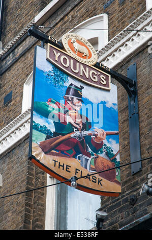 Inscrivez-vous à un pub historique, la fiole jaugée, en marche, Hampstead, Londres NW3 Banque D'Images