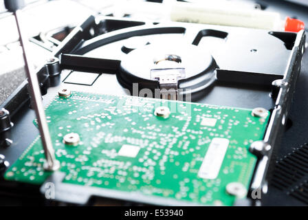 Man fixing computer ou ordinateur portable ou ordinateur portable avec crewdriver Banque D'Images