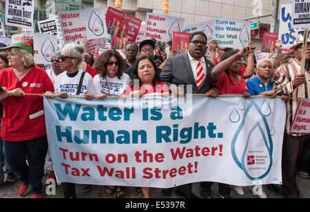 Chicago, USA. 18 juillet, 2014. Les membres du National Nurses United, Michigan du bien-être social de l'homme, la Commission de l'eau et d'autres groupes communautaires locaux, des membres du clergé et des partisans dans les rues de Detroit, États-Unis, le 18 juillet 2014, pour protester contre l'arrêt d'eau résidentiels dans la ville par le ministère de l'eau et d'assainissement de Detroit (DWSD). DWSD a déclaré en mars qu'il ciblerait les maisons de Detroit avec les factures en souffrance de 150 $, soit plus de deux mois de retard. Depuis le printemps, il a coupé l'eau à plus de 15 000 foyers. © James Fassinger/Xinhua/Alamy Live News Banque D'Images
