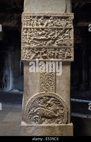 Détails de pied avec reliefs, Bhishma sur lit de flèches, Mallikarjuna, temple Pattadakal, Karnataka, Inde Banque D'Images