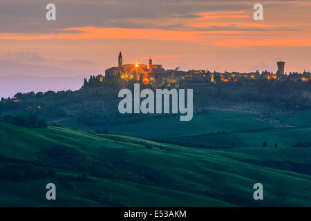 Pienza au coucher du soleil, des prises de Monticchiello au coeur de la Toscane, Italie Banque D'Images