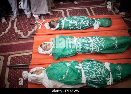 La bande de Gaza. 18 juillet, 2014. Les trois corps des enfants tués dans le nord de la ville de Gaza avec le visage affiché lors de la cérémonie d'inhumation sur la Mosquée de Qassam. De plus en plus d'enfants innocents sont morts pour qu'Israël continue airstrike à Gaza. Credit : Cesar Gorriz Rey/Pacific Press/Alamy Live News Banque D'Images