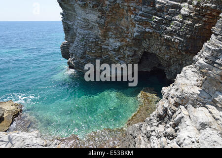 Vue sur la petite baie à la fin de la plage de Mogren se trouvent à Budva, Monténégro. Banque D'Images