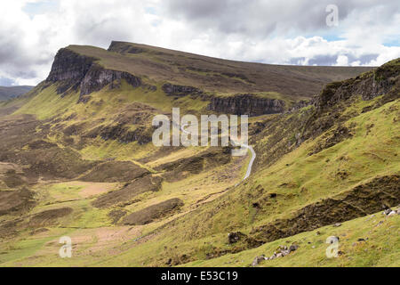 Vue depuis le sud le long de Trotternish Quiraing à Crête avec route sinueuse de montagne ci-dessous, l'île de Skye, Écosse, Royaume-Uni Banque D'Images