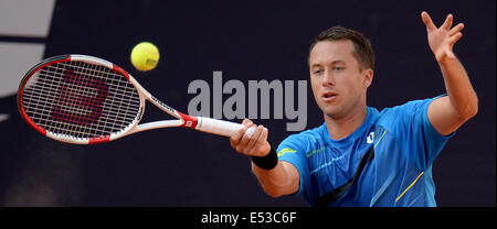 Hambourg, Allemagne. 18 juillet, 2014. L'Allemagne de commentaires renvoie la balle pour Rosol de République tchèque au cours du trimestre dernier match au tournoi de tennis ATP à Hambourg, Allemagne, 18 juillet 2014. Photo : Daniel Reinhardt/dpa/Alamy Live News Banque D'Images