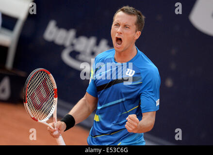 Hambourg, Allemagne. 18 juillet, 2014. L'Allemagne de commentaires cheers après avoir remporté le match de quart de finale de Rosol République tchèque au tournoi de tennis de l'ATP à Hambourg, Allemagne, 18 juillet 2014. Photo : Daniel Reinhardt/dpa/Alamy Live News Banque D'Images