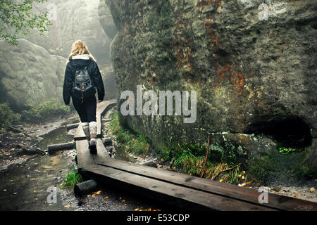 Jeune fille perdue dans le labyrinthe Banque D'Images