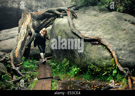 Jeune fille perdue dans le labyrinthe Banque D'Images