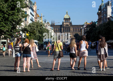 Les gens Prague touristes dans la partie basse de la Place Venceslas Prague République Tchèque Banque D'Images
