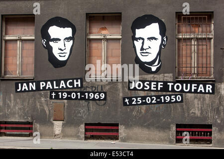 Jan Palach et Josef Toufar victimes du communisme en Tchécoslovaquie. L'art de rue en leur mémoire dans la rue Legerova, Prague, Prague, République Tchèque Banque D'Images