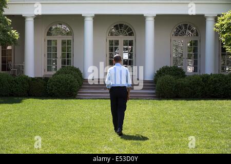 Le président américain Barack Obama marche seul dans la roseraie de la Maison Blanche le 6 mai 2014 à Washington, DC. Banque D'Images