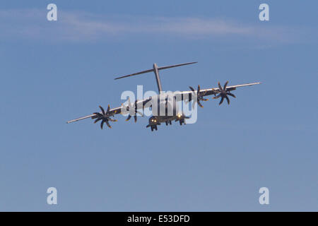 L'Airbus A400M, en venant de l'Atlas à la terre au Farnborough Airshow 2014. Banque D'Images