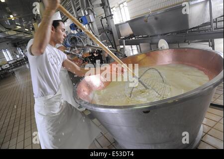 Trescore Cremasco (Cremona, Italie) ; production de Grana Padano DOP fromage typique italien Banque D'Images