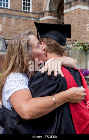 Une Fière mère et son fils, diplômé de l'Université de l'ouest de l'Angleterre (UWE) Degré Cérémonie, Bristol, Angleterre Banque D'Images