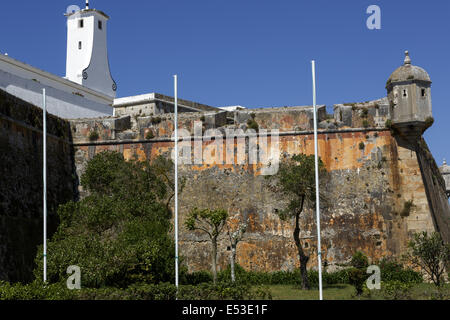 Forteresse du 17ème siècle de Peniche au Portugal. Un bastion militaire du moyen âge utilisé dans le 19e et 20e siècle a une prison. Banque D'Images