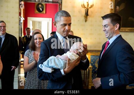 Le président américain Barack Obama tenir Silas McComb, fils de Sean McComb, professeur de l'année, et Sarah McComb, dans la salle bleue de la Maison blanche avant l'enseignant de l'année cas 1er mai 2014 à Washington, DC. McComb enseigne l'anglais à Patapsco High School & Center for the Arts à Baltimore, Maryland. Banque D'Images