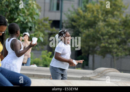 Les enfants refroidir dans la fontaine à Philadelphie, PA, USA. Banque D'Images