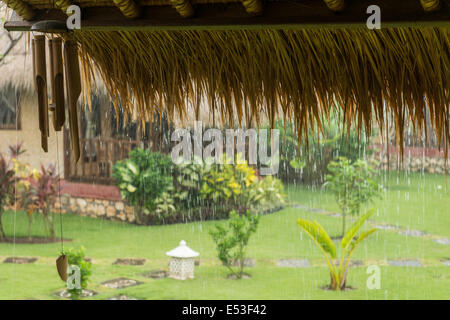 Pavillon de plain-pied avec des gouttes d'eau et de l'eau lors de pluies tropicales à Bali Banque D'Images