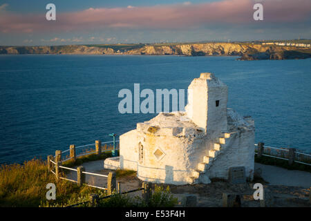 La hutte de huer à partir du 14e siècle surplombant la baie de Newquay, Cornwall, Angleterre Banque D'Images