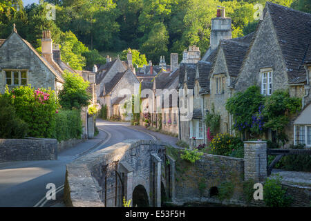 Tôt le matin dans la région de Castle Combe, les Cotswolds, Wiltshire, Angleterre Banque D'Images