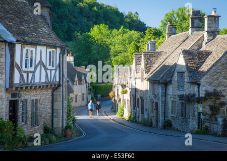 Tôt le matin, promenade dans Castle Combe, les Cotswolds, Wiltshire, Angleterre Banque D'Images