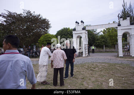 L'Aceh Besar, Aceh, Indonésie. 19 juillet, 2014. BILL CLINTON, ancien Président des États-Unis, parle avec Lampuuk villageois durant sa visite à Aceh pour voir les progrès de la reconstruction après le tsunami le 26 décembre 2004 à Aceh, une province.En Indonésie, est la plus touchée par le tsunami en 2004. Autour de 221 000 personnes tuées ou disparues. Credit : Fauzan Ijazah/ZUMA/Alamy Fil Live News Banque D'Images