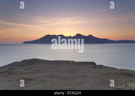 Coucher de soleil sur l'île de Rum vu de Liag Bay Sands, à l'île de Eigg, petites îles, Hébrides intérieures, Ecosse, Royaume-Uni Banque D'Images