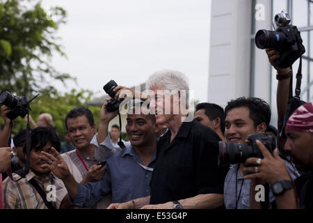 L'Aceh Besar, Aceh, Indonésie. 19 juillet, 2014. BILL CLINTON, ancien Président des États-Unis, posent avec les journalistes, lors de sa visite à Aceh pour voir les progrès de la reconstruction après le tsunami le 26 décembre 2004 à Aceh, une province.En Indonésie, est la plus touchée par le tsunami en 2004. Autour de 221 000 personnes tuées ou disparues. Credit : Fauzan Ijazah/ZUMA/Alamy Fil Live News Banque D'Images