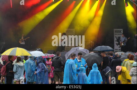 Les festivaliers brave de fortes pluies et d'humidité élevé au cours de Nottingham, splendeur music festival, England, UK Banque D'Images