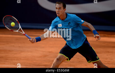 Hambourg, Allemagne. 18 juillet, 2014. La République Tchèque Lukas Rosol renvoie la balle en quart de finale contre de commentaires de l'Allemagne à l'ATP de Bet-at-home tournoi de tennis Open Championships : Action Crédit Plus Sport/Alamy Live News Banque D'Images