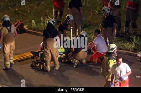 Dresde, Allemagne. 19 juillet, 2014. Le personnel d'urgence et de sauvetage sécuriser le site d'un grave accident de car sur l'autoroute A4 dans le quartier de Neustadt à Dresde, Allemagne, 19 juillet 2014. Selon la police locale, un coach de la Pologne s'était écrasé contre un entraîneur de l'Ukraine dans les heures tôt le matin à environ 2h00, le 19 juillet. Neuf personnes sont mortes dans l'accident et plus de 40 passagers ont subi des blessures graves, qui ont été prises pour les hôpitaux locaux dans les environs. PHOTO : ROLAND HALKASCH/dpa/Alamy Live News Banque D'Images