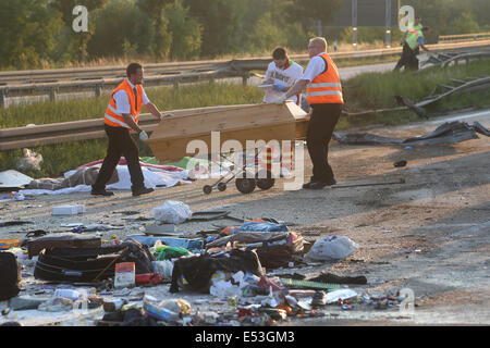 Dresde, Allemagne. 19 juillet, 2014. Le personnel d'urgence et de sauvetage sécuriser le site d'un grave accident de car sur l'autoroute A4 dans le quartier de Neustadt à Dresde, Allemagne, 19 juillet 2014. Selon la police locale, un coach de la Pologne s'était écrasé contre un entraîneur de l'Ukraine dans les heures tôt le matin à environ 2h00, le 19 juillet. Neuf personnes sont mortes dans l'accident et plus de 40 passagers ont subi des blessures graves, qui ont été prises pour les hôpitaux locaux dans les environs. PHOTO : ROLAND HALKASCH/dpa/Alamy Live News Banque D'Images