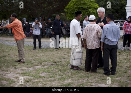 L'Aceh Besar, Aceh, Indonésie. 19 juillet, 2014. BILL CLINTON, ancien Président des États-Unis, parle avec Lampuuk villageois durant sa visite à Aceh pour voir les progrès de la reconstruction après le tsunami le 26 décembre 2004 à Aceh, une province.En Indonésie, est la plus touchée par le tsunami en 2004. Autour de 221 000 personnes tuées ou disparues. Credit : Fauzan Ijazah/ZUMA/Alamy Fil Live News Banque D'Images