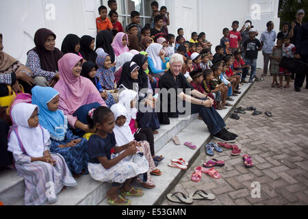 L'Aceh Besar, Aceh, Indonésie. 19 juillet, 2014. BILL CLINTON, ancien Président des États-Unis, est assis avec les enfants et les femmes d'Aceh devant une mosquée, lors de sa visite à Aceh pour voir les progrès de la reconstruction après le tsunami le 26 décembre 2004 à Aceh, une province.En Indonésie, est la plus touchée par le tsunami en 2004. Autour de 221 000 personnes tuées ou disparues. Credit : Fauzan Ijazah/ZUMA/Alamy Fil Live News Banque D'Images