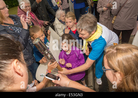 Eeklo Road, Lennoxtown, Glasgow, Ecosse, Royaume-Uni. 19 juillet, 2014. La Queens Baton relay arrive à East Dunbartonshire. Paul Stewart / Alamy News Banque D'Images