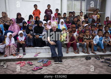 L'Aceh Besar, Aceh, Indonésie. 19 juillet, 2014. BILL CLINTON, ancien Président des États-Unis, est assis avec les enfants et les femmes d'Aceh devant une mosquée, lors de sa visite à Aceh pour voir les progrès de la reconstruction après le tsunami le 26 décembre 2004 à Aceh, une province.En Indonésie, est la plus touchée par le tsunami en 2004. Autour de 221 000 personnes tuées ou disparues. Credit : Fauzan Ijazah/ZUMA/Alamy Fil Live News Banque D'Images