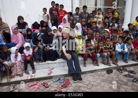 L'Aceh Besar, Aceh, Indonésie. 19 juillet, 2014. BILL CLINTON, ancien Président des États-Unis, est assis avec les enfants et les femmes d'Aceh devant une mosquée, lors de sa visite à Aceh pour voir les progrès de la reconstruction après le tsunami le 26 décembre 2004 à Aceh, une province.En Indonésie, est la plus touchée par le tsunami en 2004. Autour de 221 000 personnes tuées ou disparues. Credit : Fauzan Ijazah/ZUMA/Alamy Fil Live News Banque D'Images