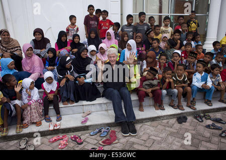 L'Aceh Besar, Aceh, Indonésie. 19 juillet, 2014. BILL CLINTON, ancien Président des États-Unis, est assis avec les enfants et les femmes d'Aceh devant une mosquée, lors de sa visite à Aceh pour voir les progrès de la reconstruction après le tsunami le 26 décembre 2004 à Aceh, une province.En Indonésie, est la plus touchée par le tsunami en 2004. Autour de 221 000 personnes tuées ou disparues. Credit : Fauzan Ijazah/ZUMA/Alamy Fil Live News Banque D'Images