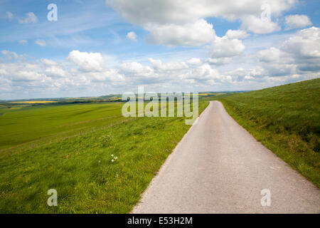 Petite ruelle sur chalk downland, Allington, Wiltshire, Angleterre Banque D'Images