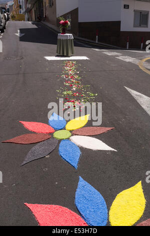 Les tapis faits à partir de sel de couleur sur l'itinéraire que suivra la procession religieuse pour célébrer la fête de Corpus Christi Banque D'Images