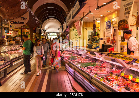 Shoppers dans le marché anglais navigation dans la ville de Cork, Irlande. Banque D'Images