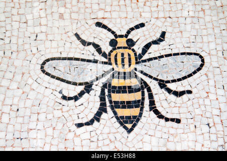 Hôtel de ville de Manchester, de l'intérieur montrant le sol de mosaïque à l'extérieur de la Grande Salle, incrusté d'abeilles. Banque D'Images