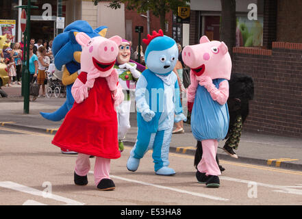 Deux caractères Peppa Pig et Safari Piggle de dans la nuit Un jardin à pied de Prestatyn défilé du carnaval au Pays de Galles, Royaume-Uni Banque D'Images