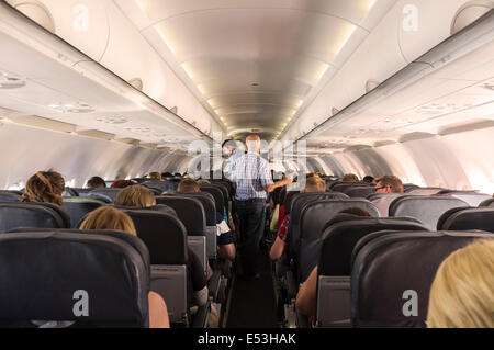 Vue de l'intérieur de la cabine d'un Airbus 320 Aer Lingus en vol avec passagers. Banque D'Images