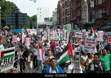 Londres, Royaume-Uni. 19 juillet, 2014. Des dizaines de milliers de manifestants pro-Palestiniens se rassemblent à l'extérieur de l'Ambassade israélienne à Londres. Les manifestants sont irrités par la poursuite des bombardements et des offensives terrestres par les forces de défense israéliennes à Gaza. Credit : Pete Maclaine/Alamy Live News Banque D'Images