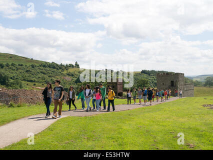Un groupe de jeunes visiteurs au fort romain de Vindolanda, Northumberland England UK Banque D'Images