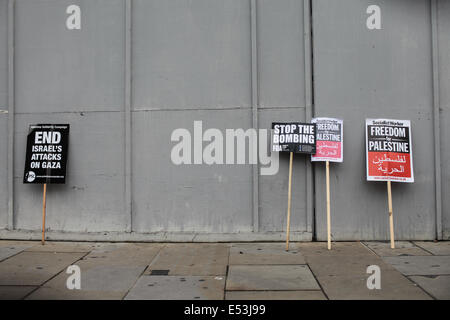 Londres, Royaume-Uni. 19 juillet, 2014. Des dizaines de milliers de manifestants de Whitehall mars à l'ambassade d'Israël à condamner Israël's invasion terrestre de la bande de Gaza. Crédit : Rob Pinney/Alamy Live News Banque D'Images