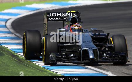 Hockenheim, Allemagne. 19 juillet, 2014. Pilote de Formule 1 danois Kevin Magnussen du Team McLaren Mercedes oriente sa voiture au cours de la à la qualification au circuit Hockenheimring à Hockenheim, Allemagne, 19 juillet 2014. Le Grand Prix de Formule 1 d'Allemagne aura lieu le 20 juillet 2014 au circuit d'Hockenheim. Photo : JENS BUETTNER/DPA/Alamy Live News Banque D'Images
