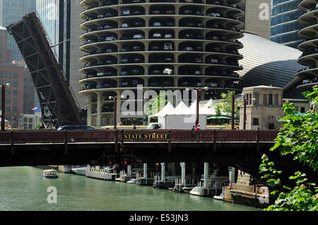 Chicago's State Street Pont sur la rivière Chicago. Marina Tower, House of Blues et Smith et Wolensky Restaurant. Banque D'Images